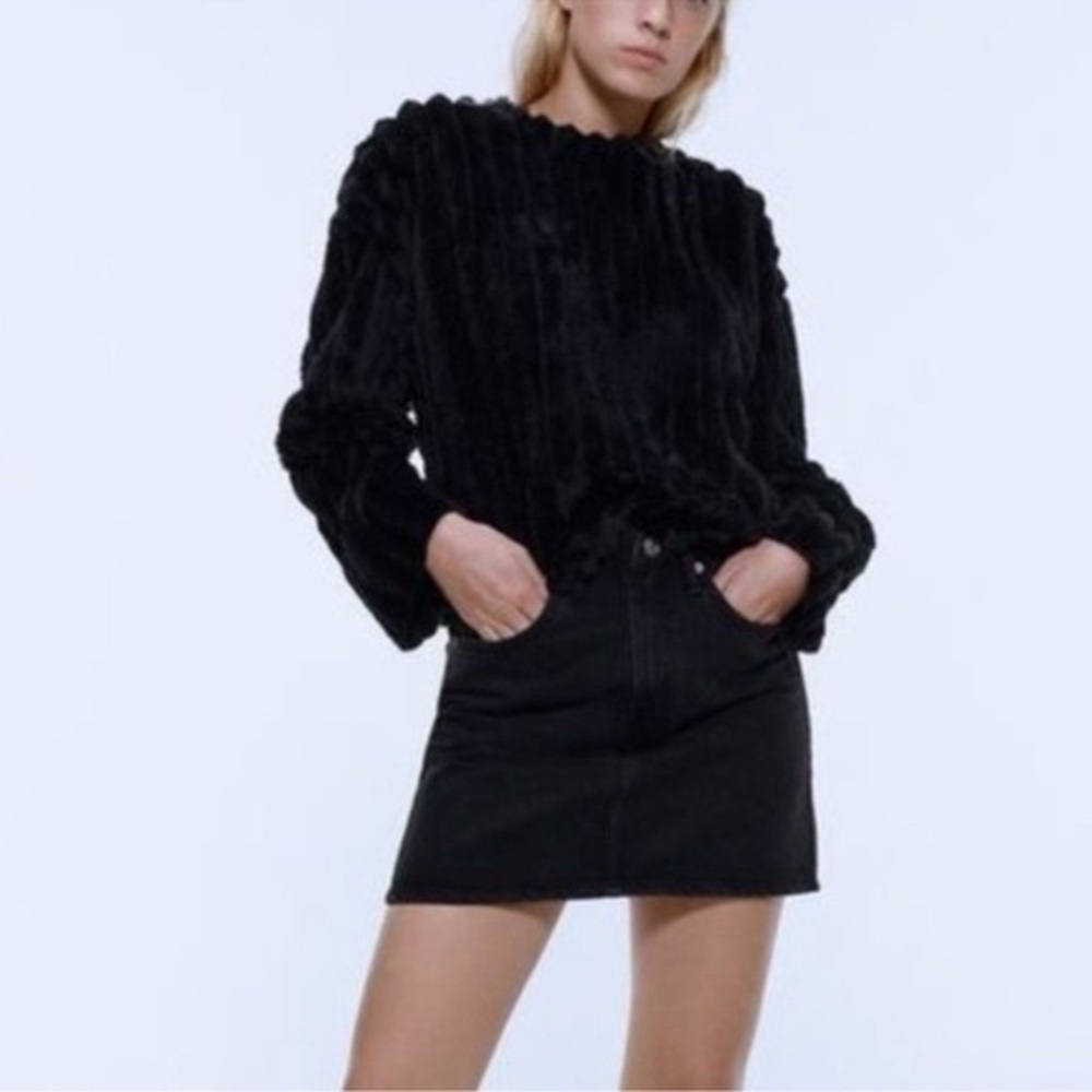 Zara - Black Faux Fur Long Sleeve Lightweight Crewneck Sweater Size Small